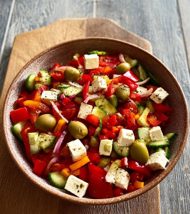 Griechischer Bauernsalat mit Paprika und Feta: Ein frisches und gesundes YumYum Salat Rezept