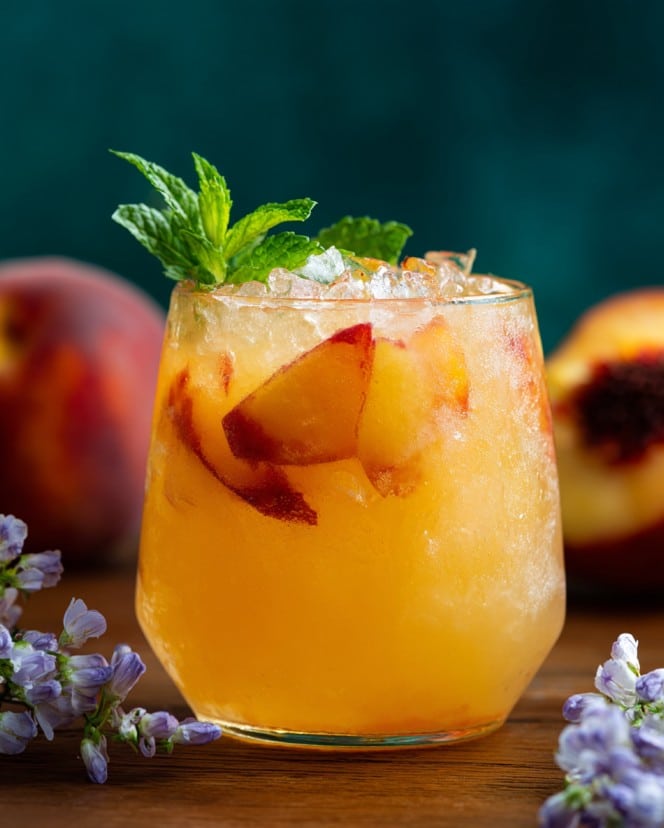 Peach Honey Whiskey Smash – Ein erfrischender Whisky-Cocktail für heiße Sommertage