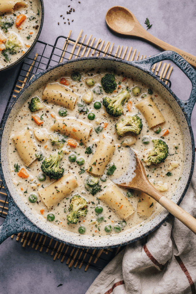 Maultaschen in Käse-Sahne-Soße – Herzhafter Genuss mit Gemüse | Maultaschen Salat Idee für jeden Tag