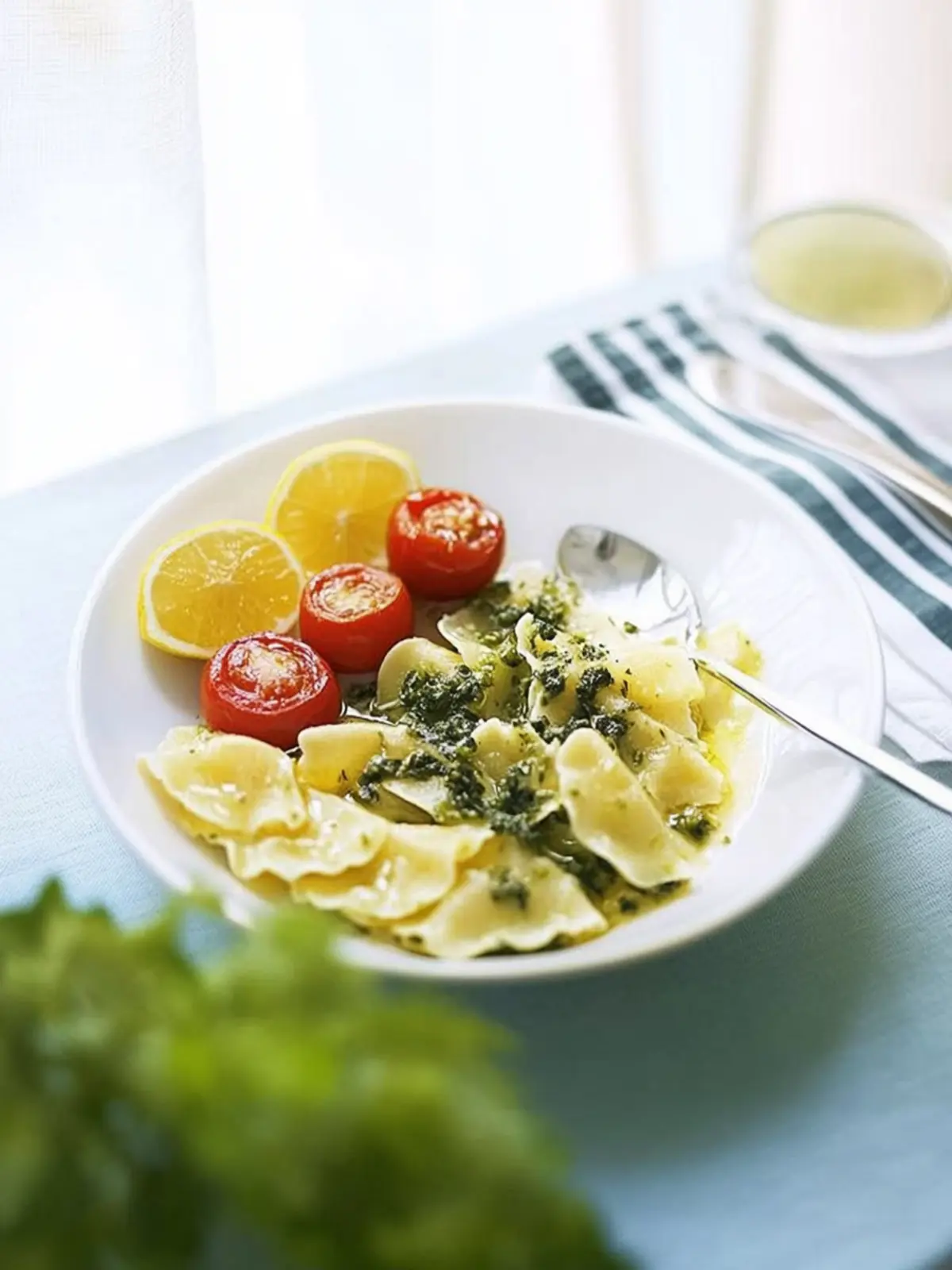 Hausgemachte vegetarische Ravioli mit Pilzen und Ricotta 3 Hausgemachte vegetarische Ravioli mit Füllung aus Pilzen, Ricotta und Petersilie