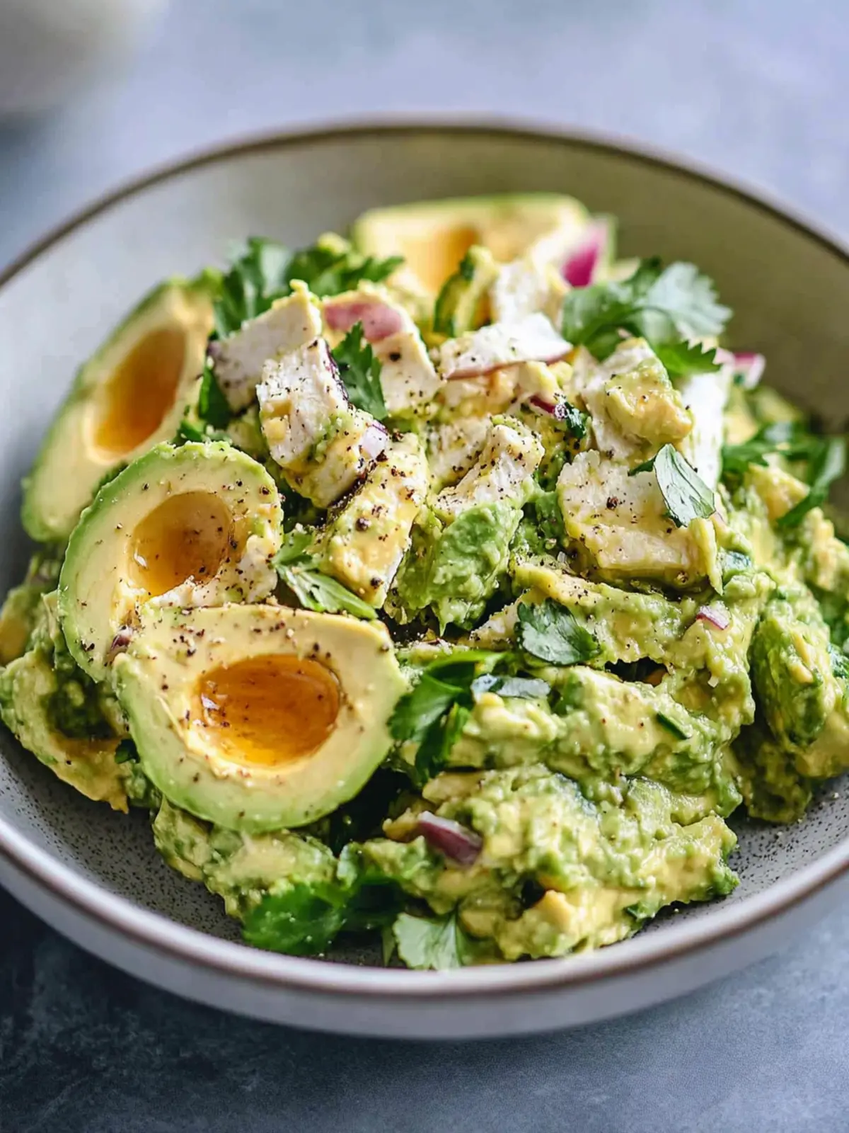 Erstaunlicher 32g Protein Avocado Hähnchensalat für Fitness-Fans 3 Erstaunlicher 32g Protein Avocado Hähnchensalat