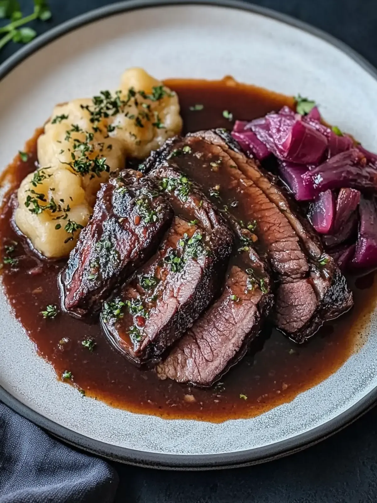 Sauerbraten mit Rotkohl und Knödeln: Der perfekte Festtagsgenuss 4 Sauerbraten mit Rotkohl und Knödeln